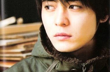 白夜行当铺少爷出身的桐原亮司用尽一生时光把自己打磨成自戕的刀