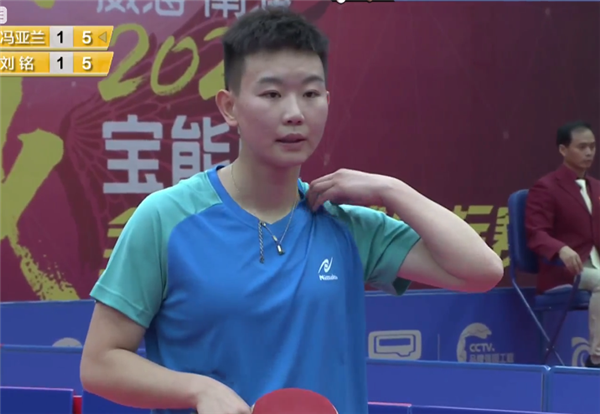 再加上进攻的时候多利用拉冲加转的底线长球不让刘铭站住在近台,逼迫