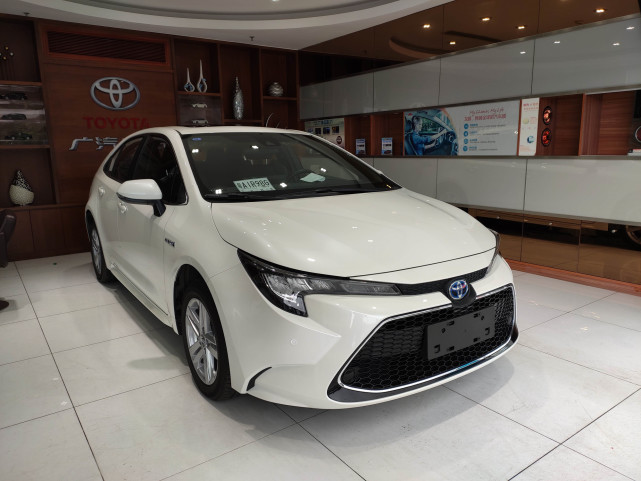 丰田雷凌双擎用车篇油耗满意隔音略差配备8个气囊厚道