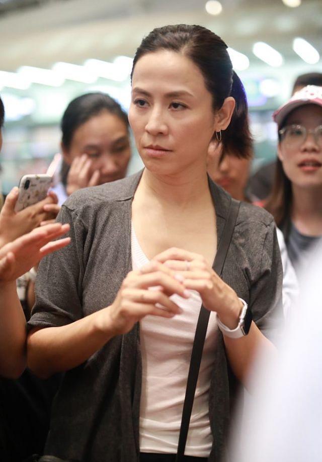 宣萱真是太洒脱了,随性的造型很随性,但是颜值下滑皮肤有点松