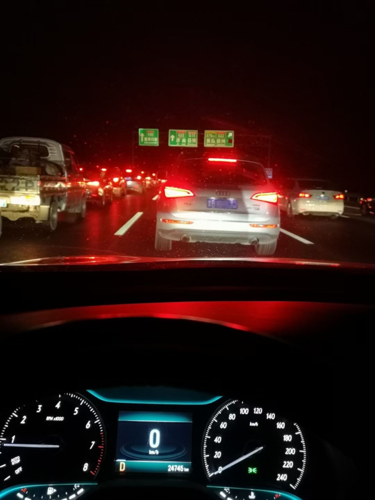 高速到底有多堵送人的月饼都在车上吃完了还有人看日出钓鱼