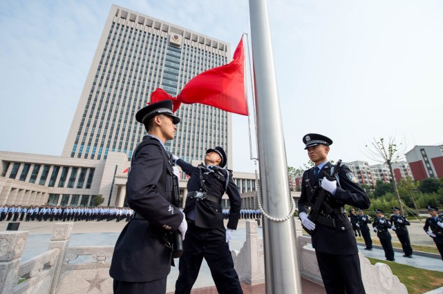 棗莊莊市公安局舉行慶國慶升國旗儀式