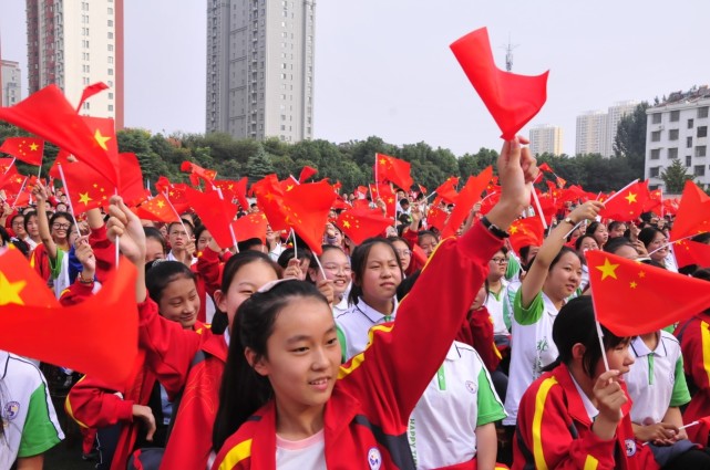 薛城区舜耕中学举行中国梦舜耕情庆国庆唱红歌比赛