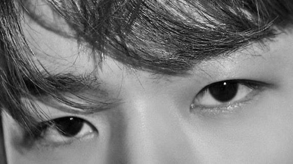 边伯贤令人着迷的眼睛