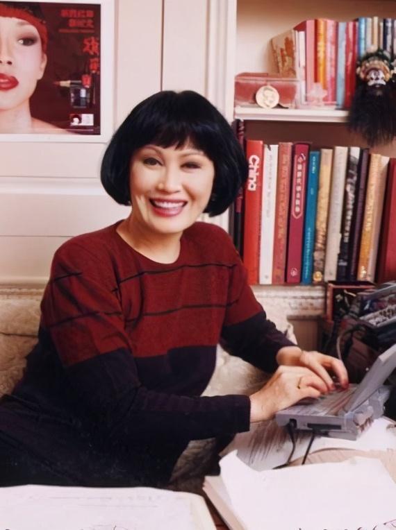 靳羽西:春晚前排一坐就是20年,背后的荣誉和成就无数_腾讯新闻