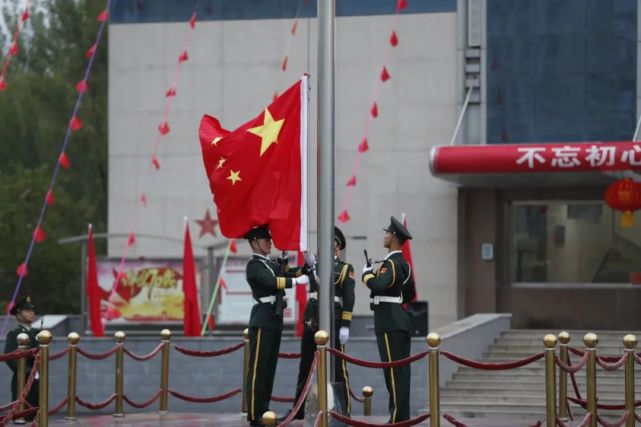 新疆軍區某旅10月1日上午,塔城軍分區機關隆重舉行升旗儀式,進一步