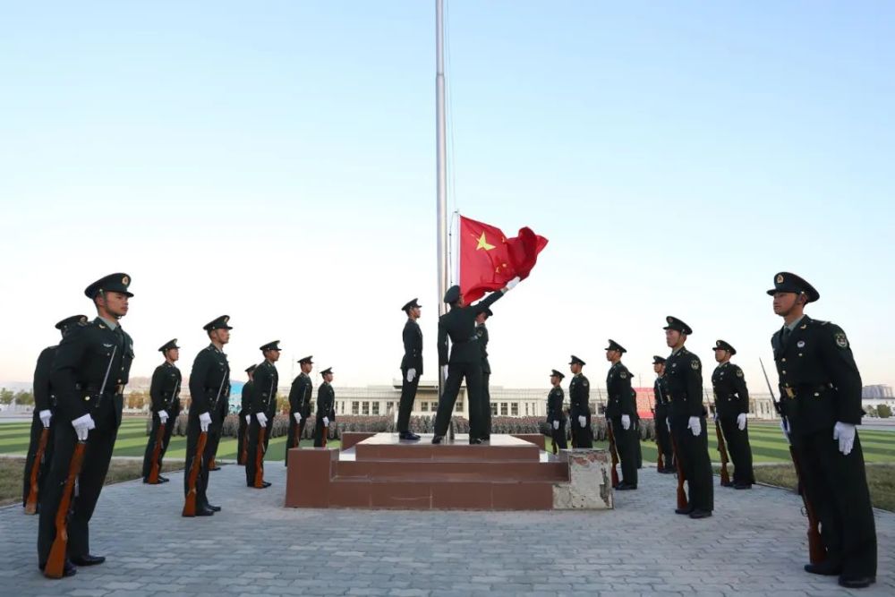 喜迎国庆新疆军区各部队隆重组织升国旗仪式
