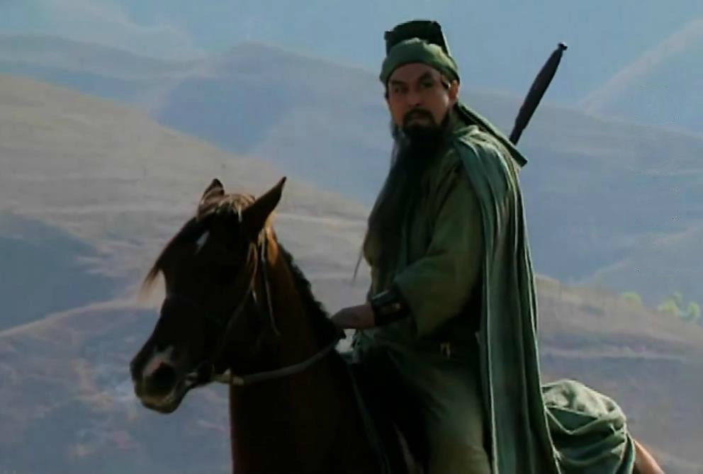 在赤壁之战后,进攻长沙之前,关羽也曾带着那五百校刀手在华容道拦住