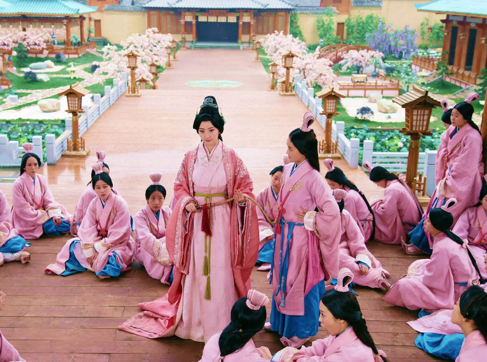 古代人的衣服拖地难道不会弄脏吗