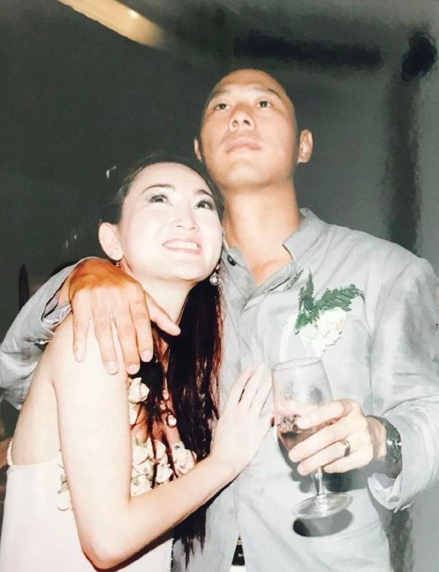 最美妲己温碧霞庆祝结婚纪念日晒结婚照20年不生子恩爱如初