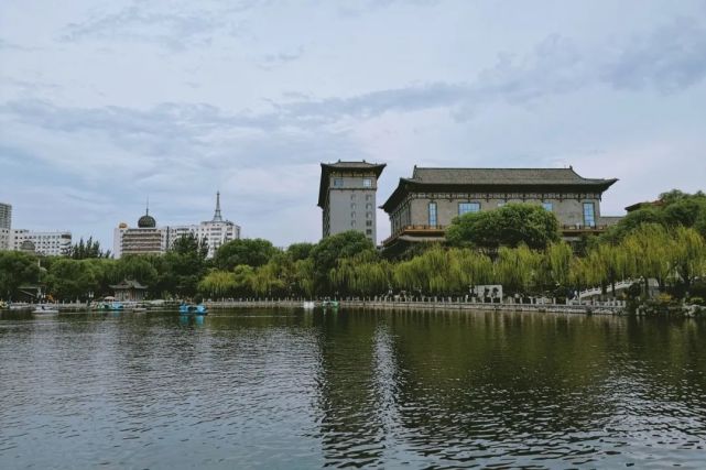 走到太原市最古老的公園——有600多年曆史的文瀛公園,踏上狀元橋