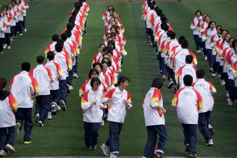 云师大附中呈贡校区举行庆国庆阳光体育活动