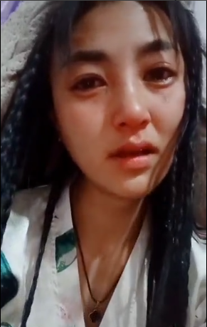 他的手里拿着汽油,没错这位前夫纵火烧了拉姆,此次事件的性质可以说