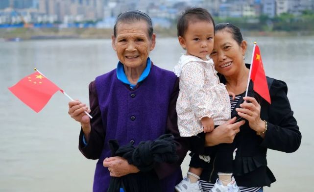 我爱祖国我与国旗合张影为祖国献上祝福