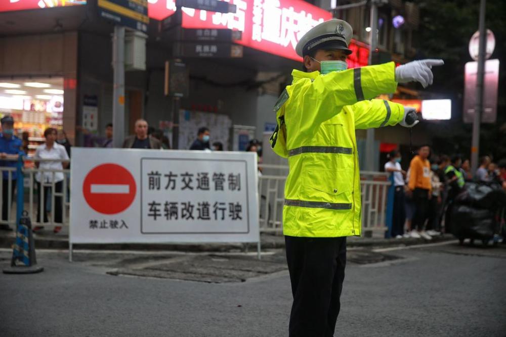 双节首日6时起 重庆渝中警方对来福士,洪崖洞等景区周边道路实施交通