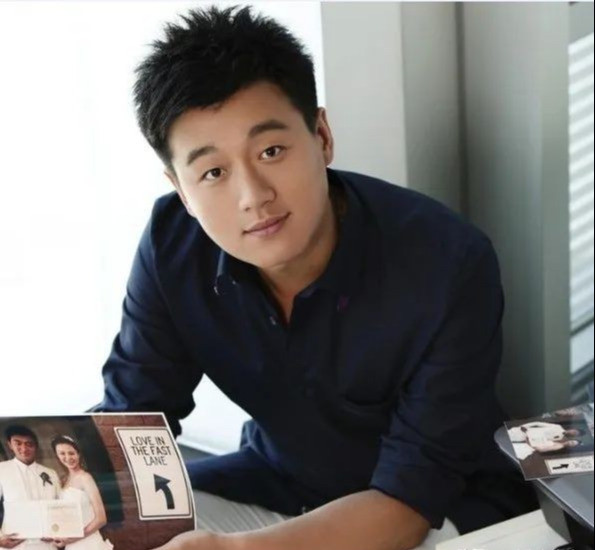 佟大为毕业后娶老师为妻,婚后13年零绯闻,第三胎得子恩爱幸福
