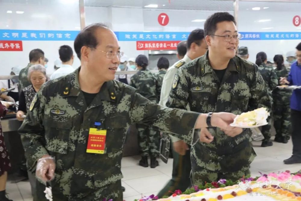 大学陈富平校长,韩立强政委和大家一同切下蛋糕,分享节日的喜悦.