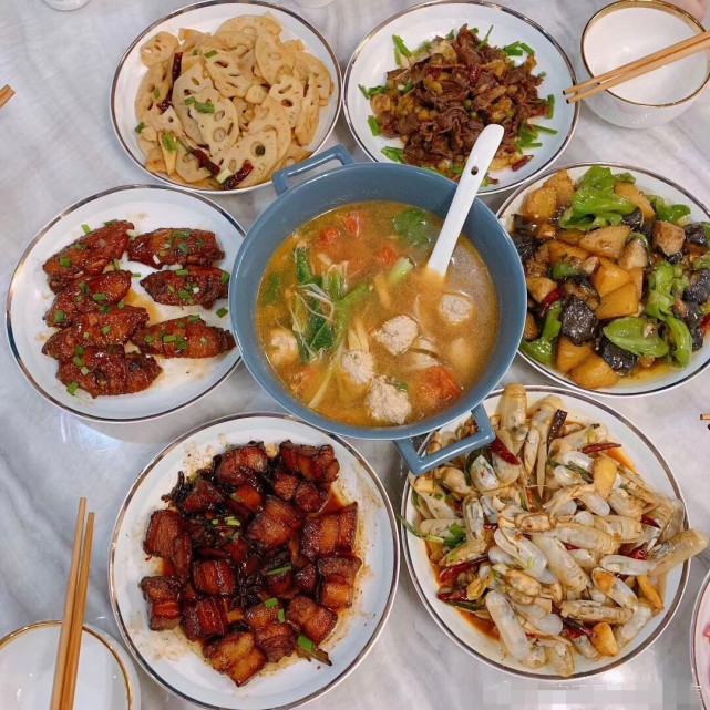 中秋节不同家庭的家宴一对比就知道经济情况最后的让人心疼