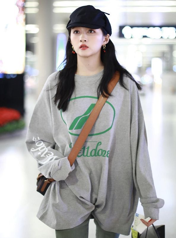 关晓彤挑战"男友卫衣",尺寸实在太大,效果惊人,一双腿瘦成鹿晗同款!