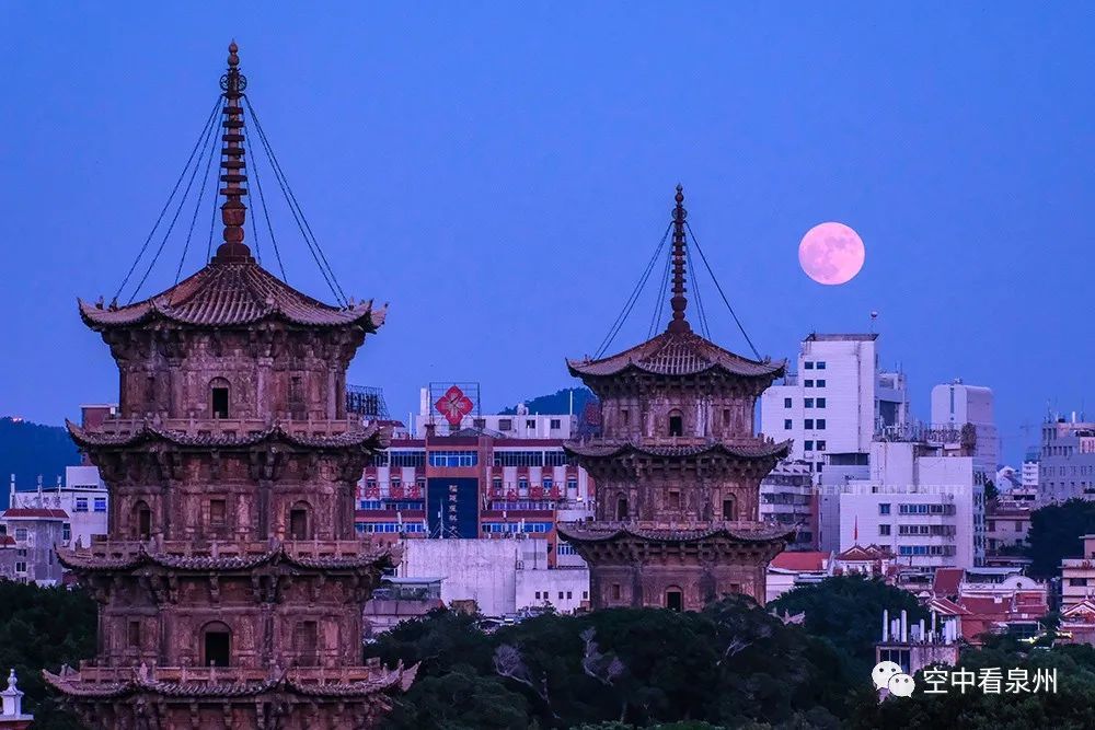 中秋节月出古城东西塔画风很泉州