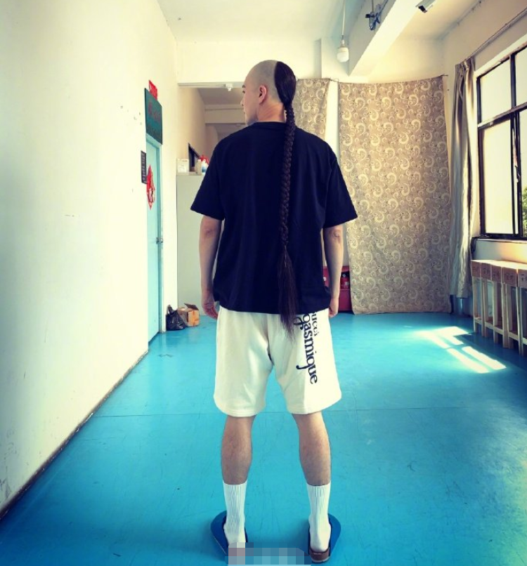 徐海乔《当家主母》路透,在路人的镜头下,清朝造型比