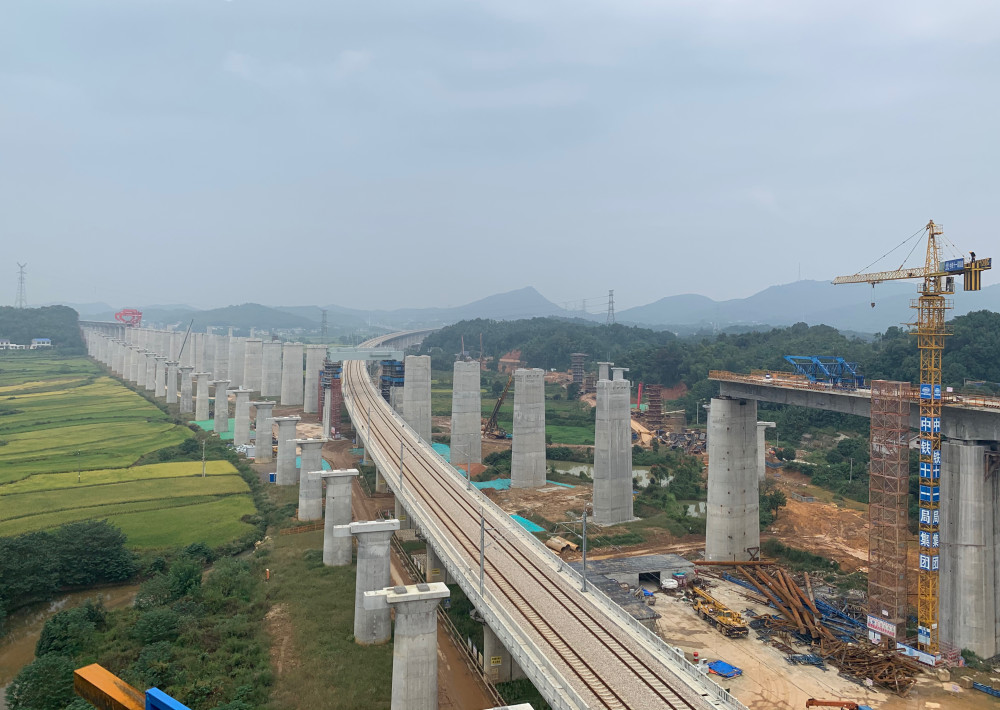 我为祖国修高铁常益长铁路迎新进展千余工人国庆长假坚守施工