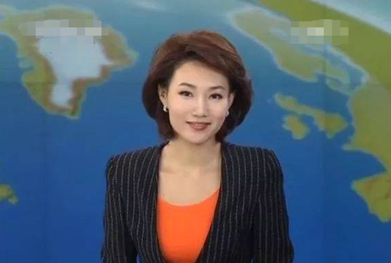 央视主持人有多敬业李梓萌戴假发工作14年摘下假发气质大变