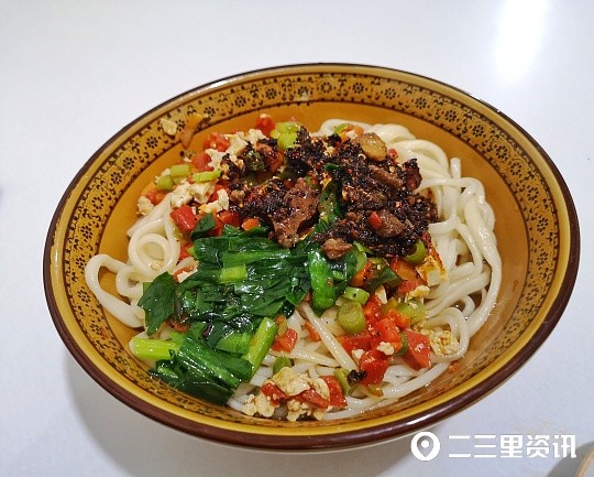 面香不怕巷子深!快来咥碗辣香爽口,筋而不硬的西府削筋面