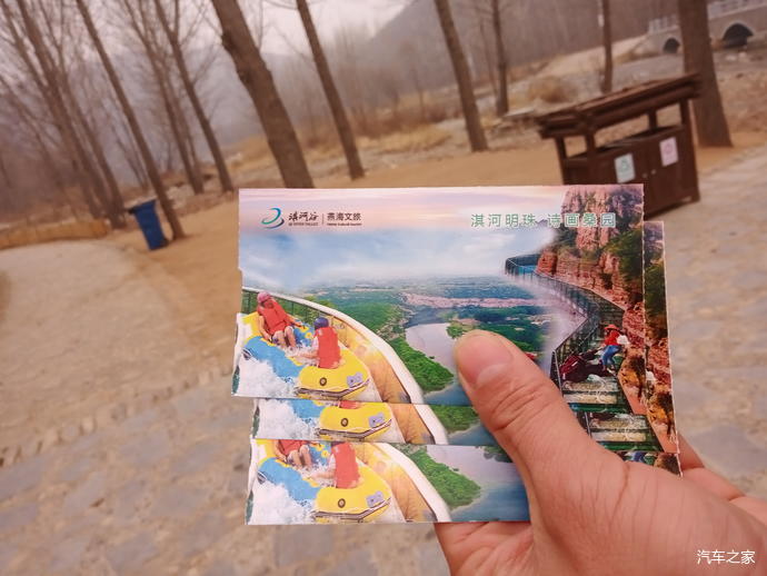 远观淇河谷距离桑园小镇约1公里,就是淇河谷景区,设有高山玻璃漂流,5d