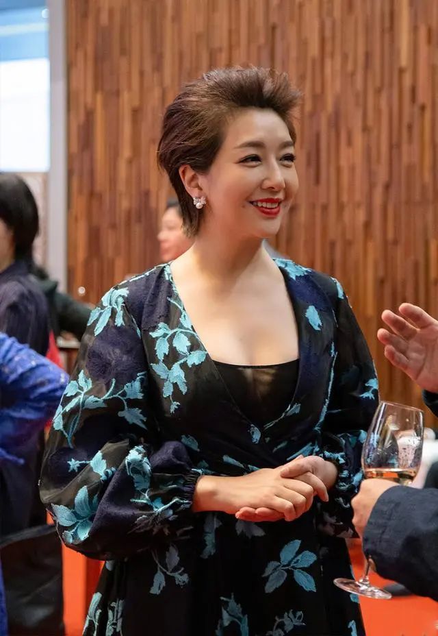 江珊身穿黑色西装套装干练知性,而蓝色印花连衣裙彰显女王气场!