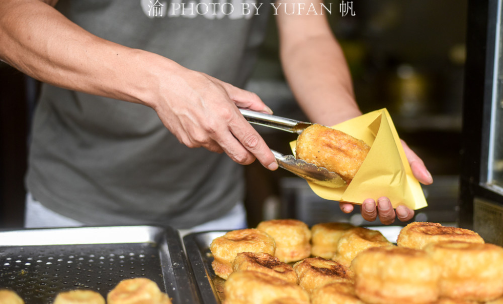 蘇州男子在黎裡古鎮賣油墩輕鬆年入百萬已成當地的網紅美食