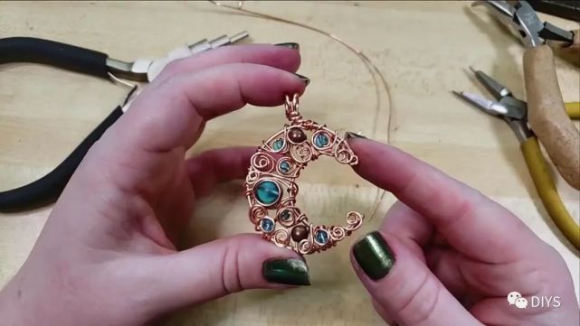 "手工制作"漂亮的弯月吊坠!