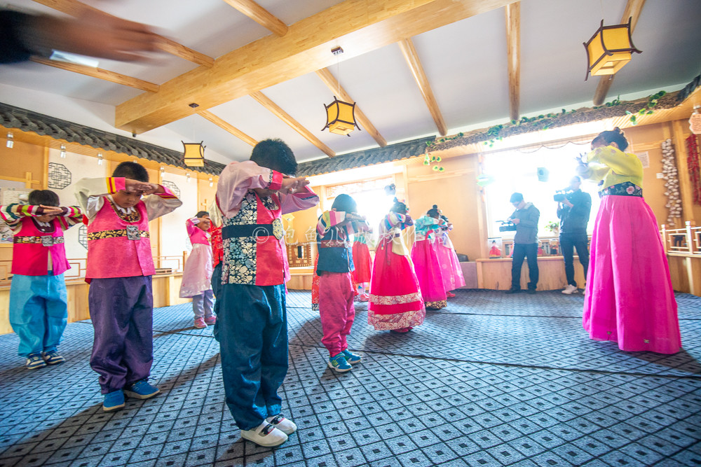 没钱染布?中国唯一的"白衣民族",至今还过着唐朝人的生活_腾讯新闻