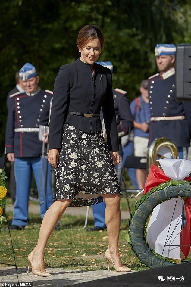 丹麦女王玛格丽特二世和两位媳妇玛丽王妃秋装穿出好气质