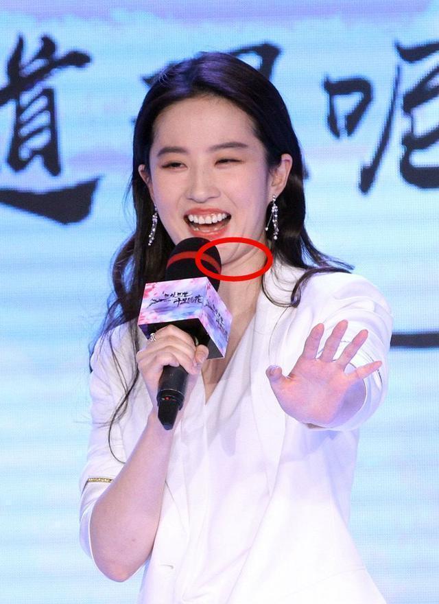 巴掌脸的女星也有"双下巴",baby笑起来就像二百斤的大胖子!_腾讯新闻