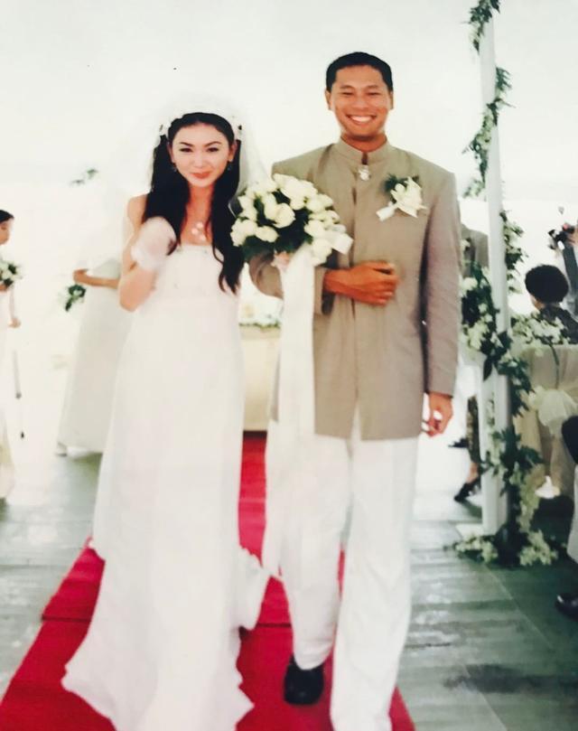 温碧霞晒20年前结婚照披长发穿婚纱样子真美丈夫不愧是高富帅