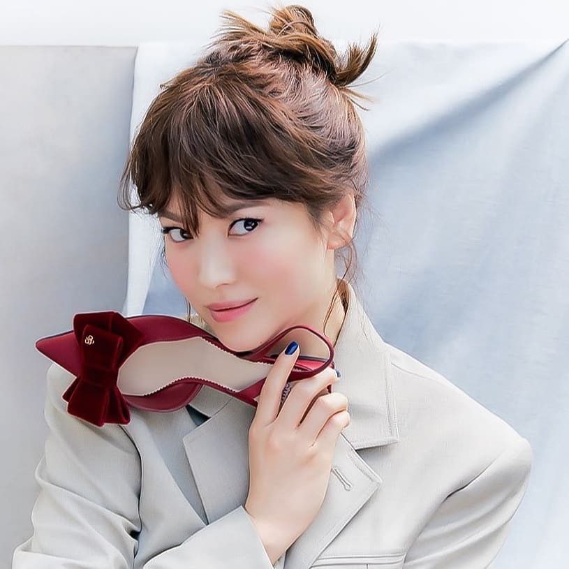 宋慧乔最新秋冬美照风衣西装搭配鞋履超有女人味