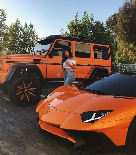 凯莉詹娜又来炫富晒完娃又晒百万豪车网友有钱就是任性