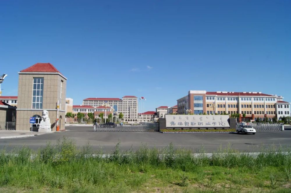 锡林郭勒职业学院研学旅游基地旅游区为一体的马文化主题旅游景区骑乘