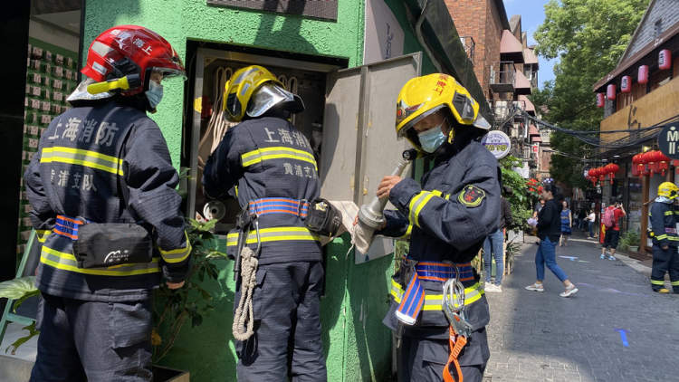 国庆假期上海消防在人流密集旅游景点驻防巡逻