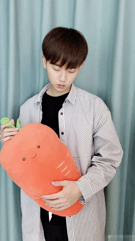 但是细心的玩家一定发现这段时间小抠脚直播有点偷懒