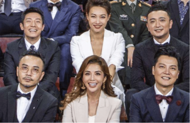 全国主持人齐聚央视大合影,董卿稳坐c位,撒贝宁地位不及汪涵