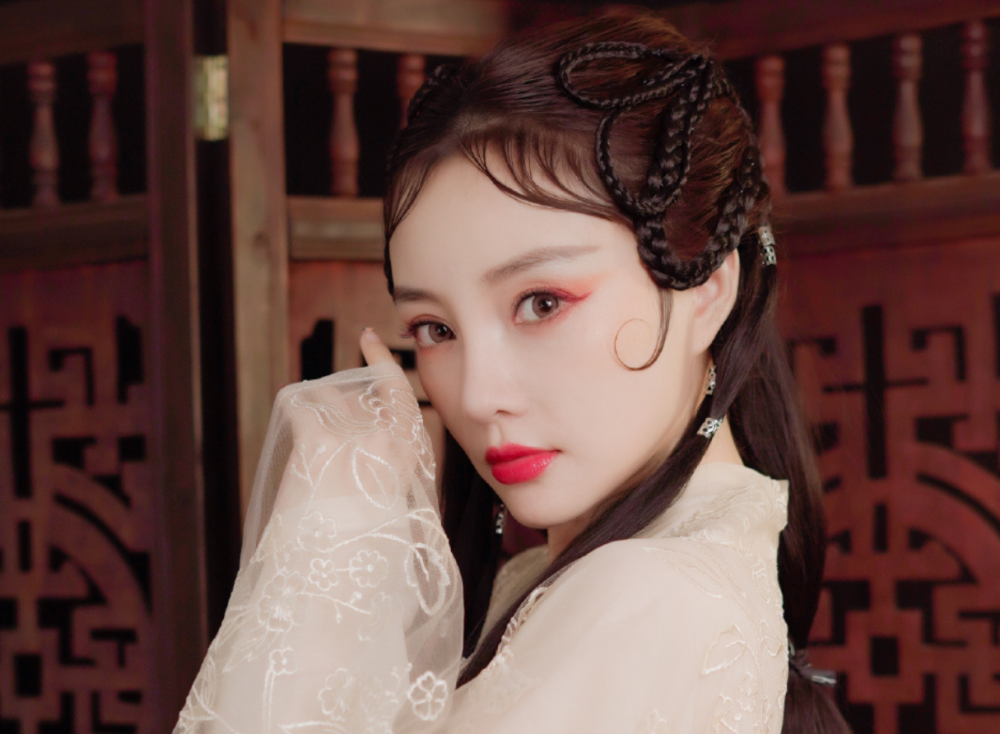 李小璐晒出古装大片,美如天仙下凡,却因造型过于娇媚遭批评?
