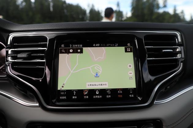 4英寸中控液晶屏,科技感十足,支持蓝牙/车载电话,carplay,gps导航系统