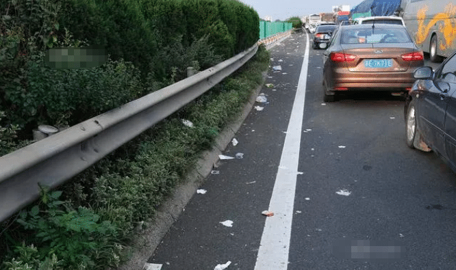 实拍:高速堵车随地处大小便,垃圾随地扔_腾讯新闻