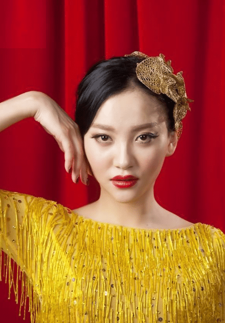 自己的魅力,不过有一位却不停的在挑战穿搭的底线,这个人就是周楚楚