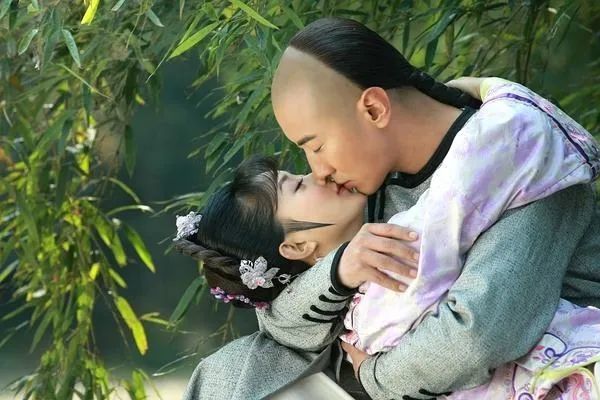 赵丽颖给出荧屏初吻的男人今韩国妻子独自带娃结婚6年已无互动