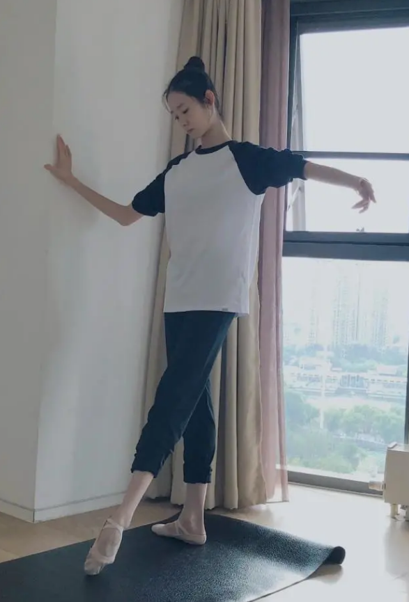 张艺凡练舞照片曝光,穿着休闲大秀舞功,看到腿型女生都羡慕