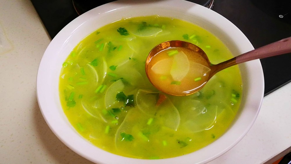 【老黄瓜汤】:老黄瓜1根 海米1把 香菜 葱