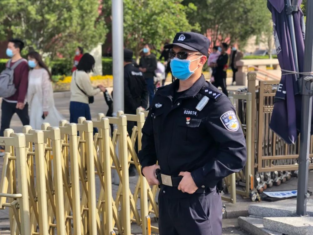 "国"与"家"撞个满怀,国旗红与警察蓝最美!